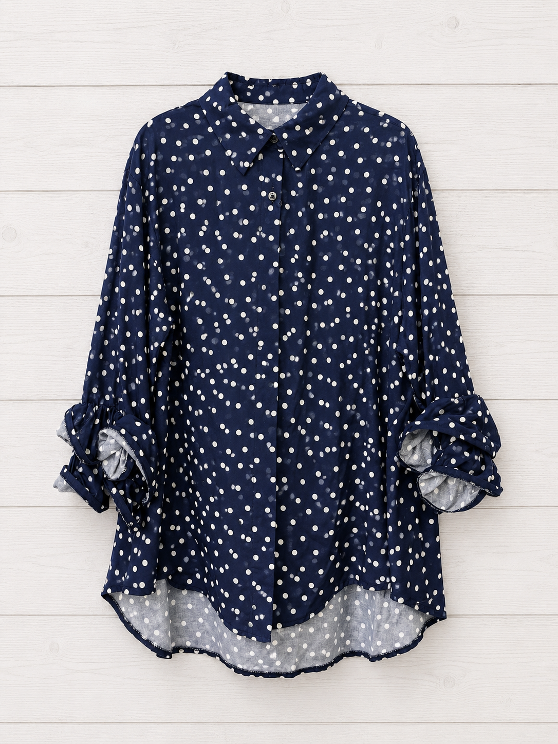 Camicia a pois con volant sulle maniche