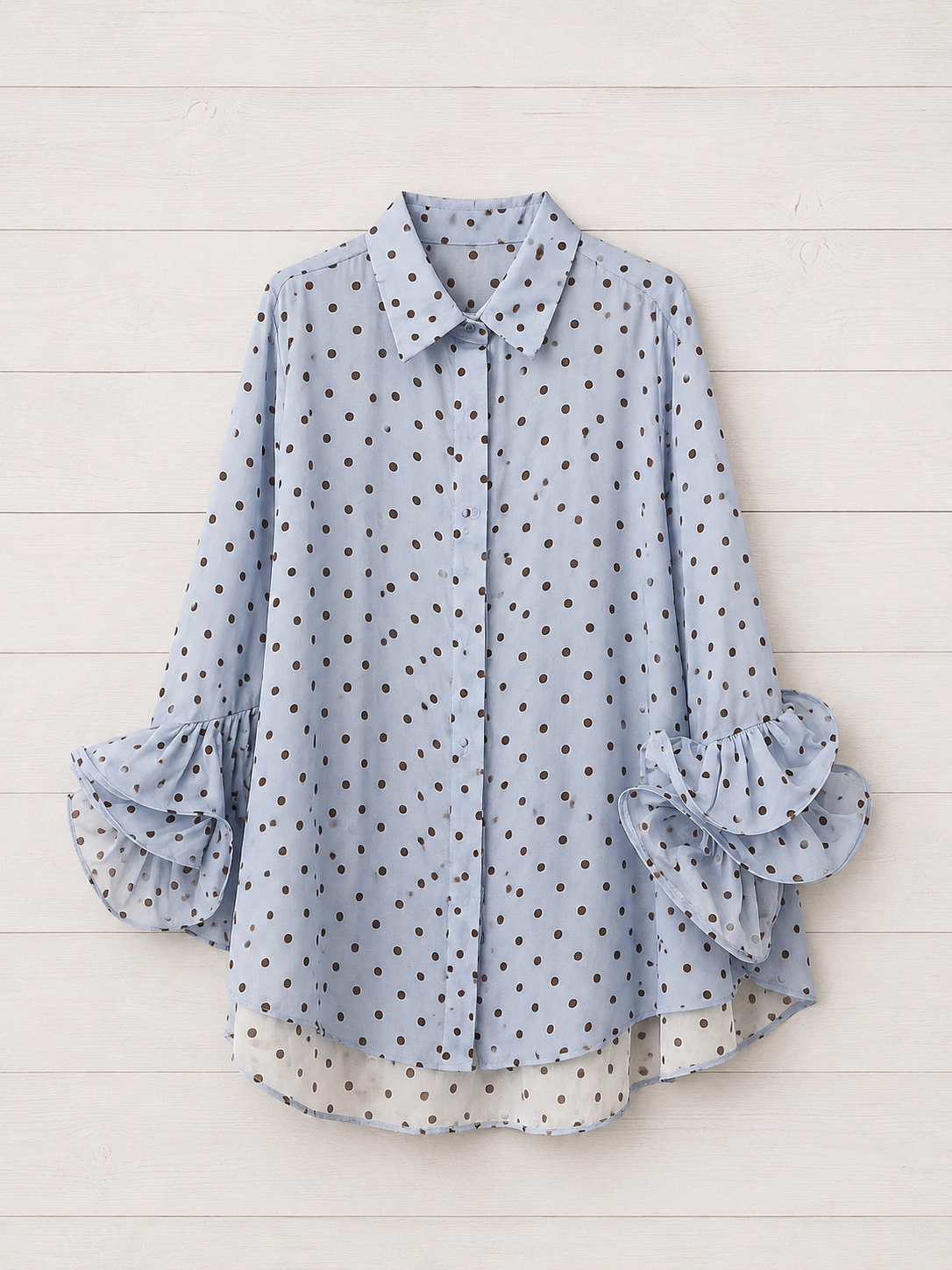 Camicia a pois con volant sulle maniche