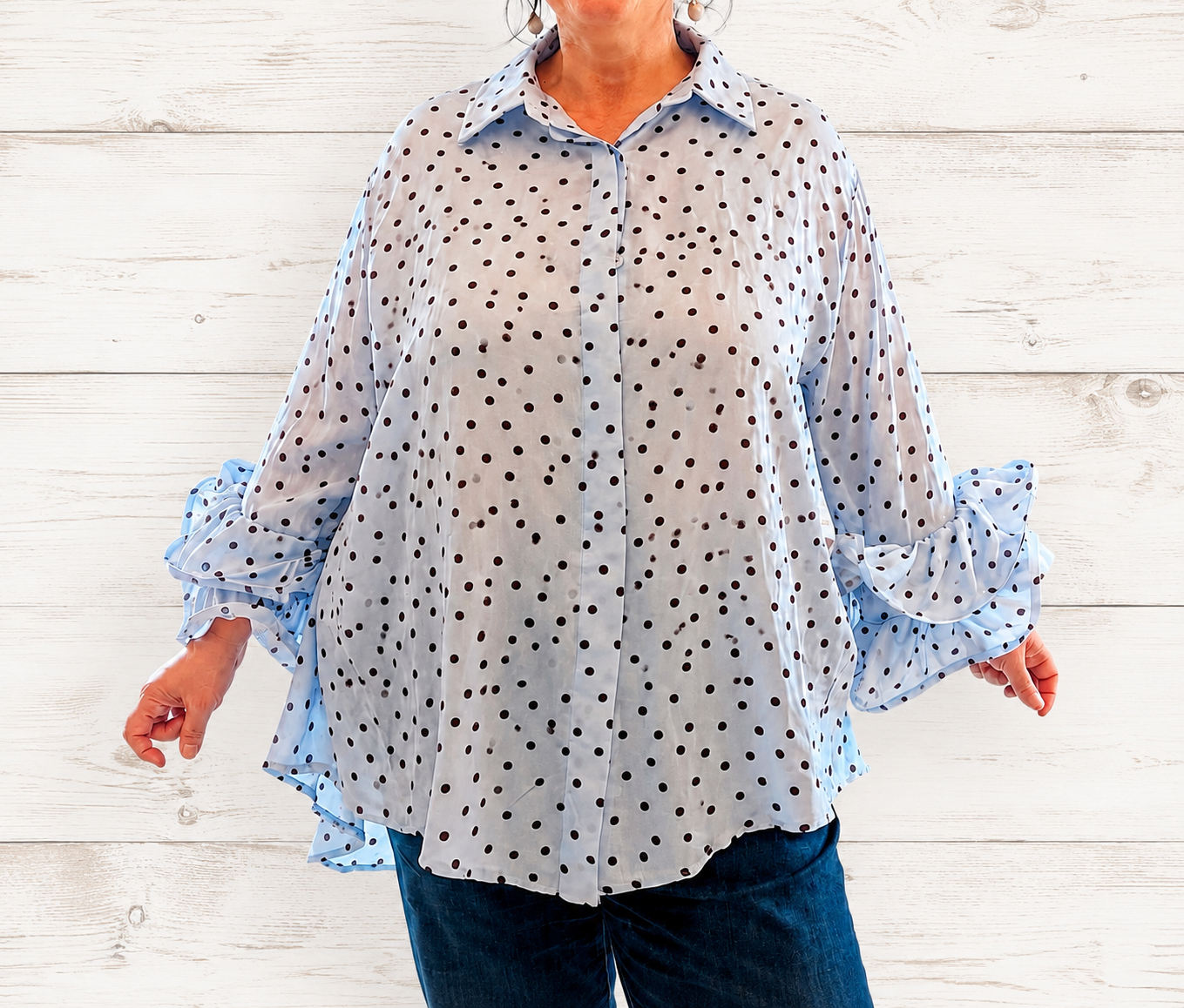 Camicia a pois con volant sulle maniche